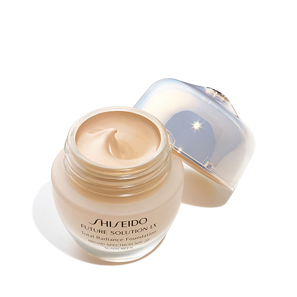 Future Solution LX Total Radiance Foundation SPF15 - Golden 3