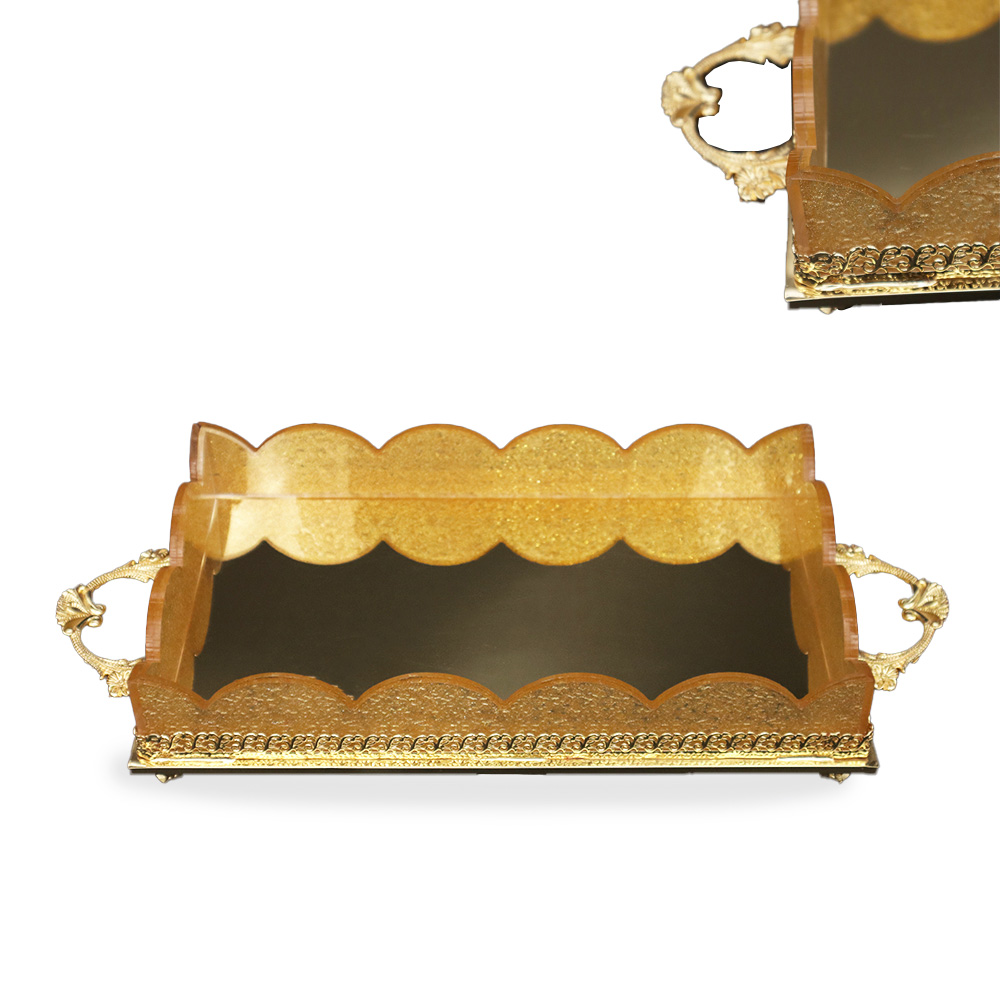 صينية معدنية مطلية بلون ذهبي